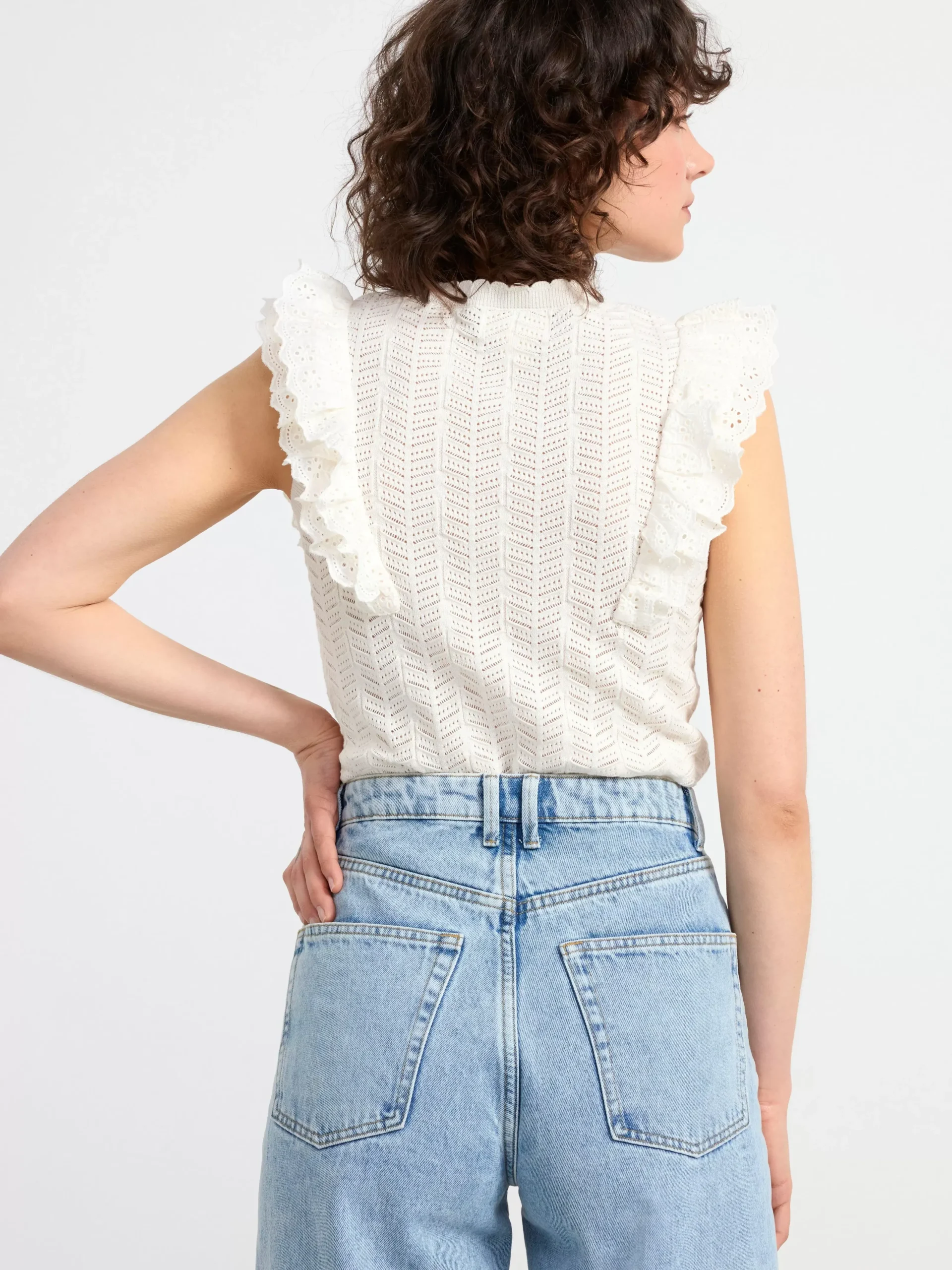 Toppar & T-Shirts>Lindex Armlos Stickad Topp Med Volanger Off White