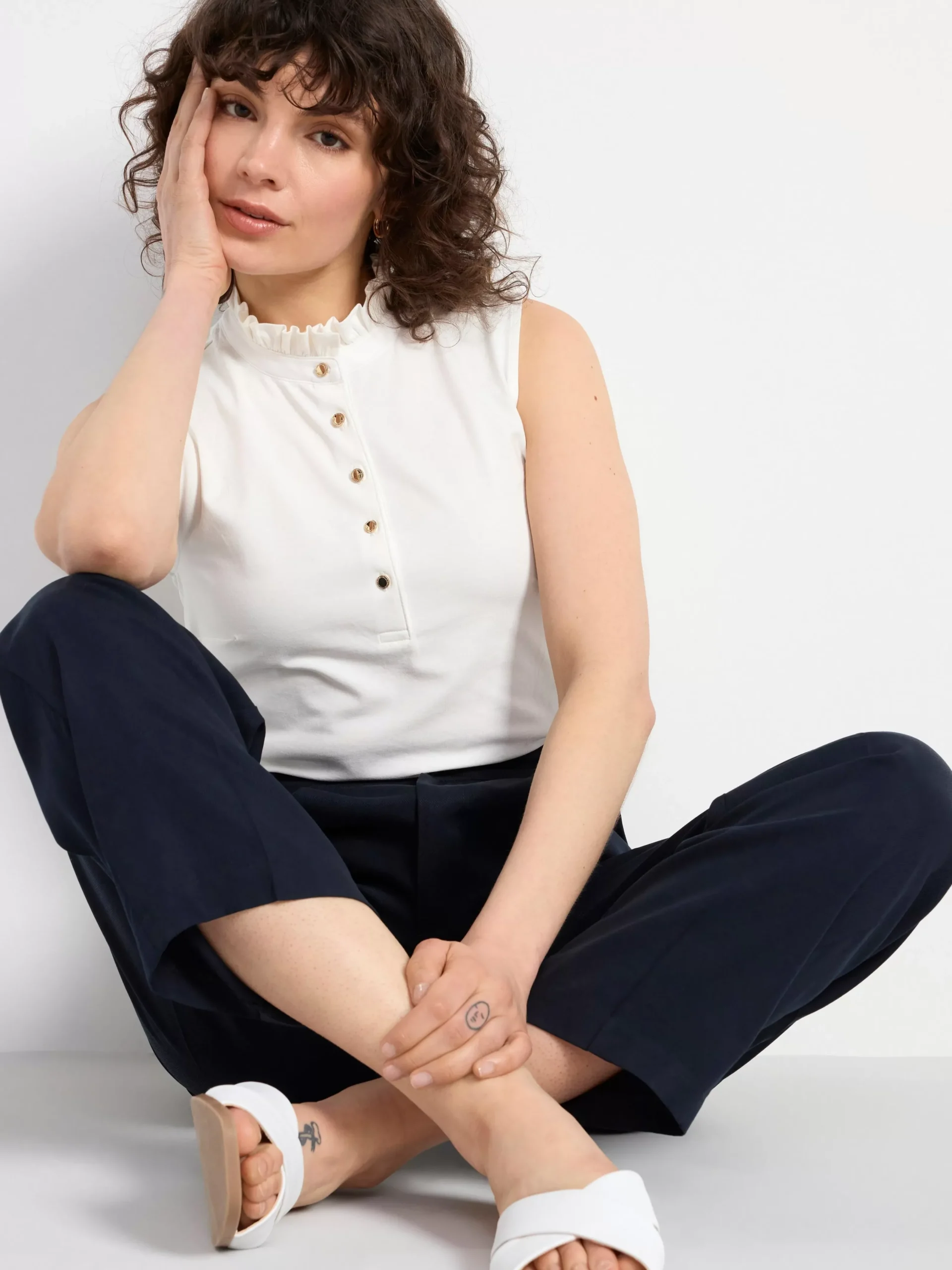 Toppar & T-Shirts>Lindex Armlos Topp Med Volangkrage Off White