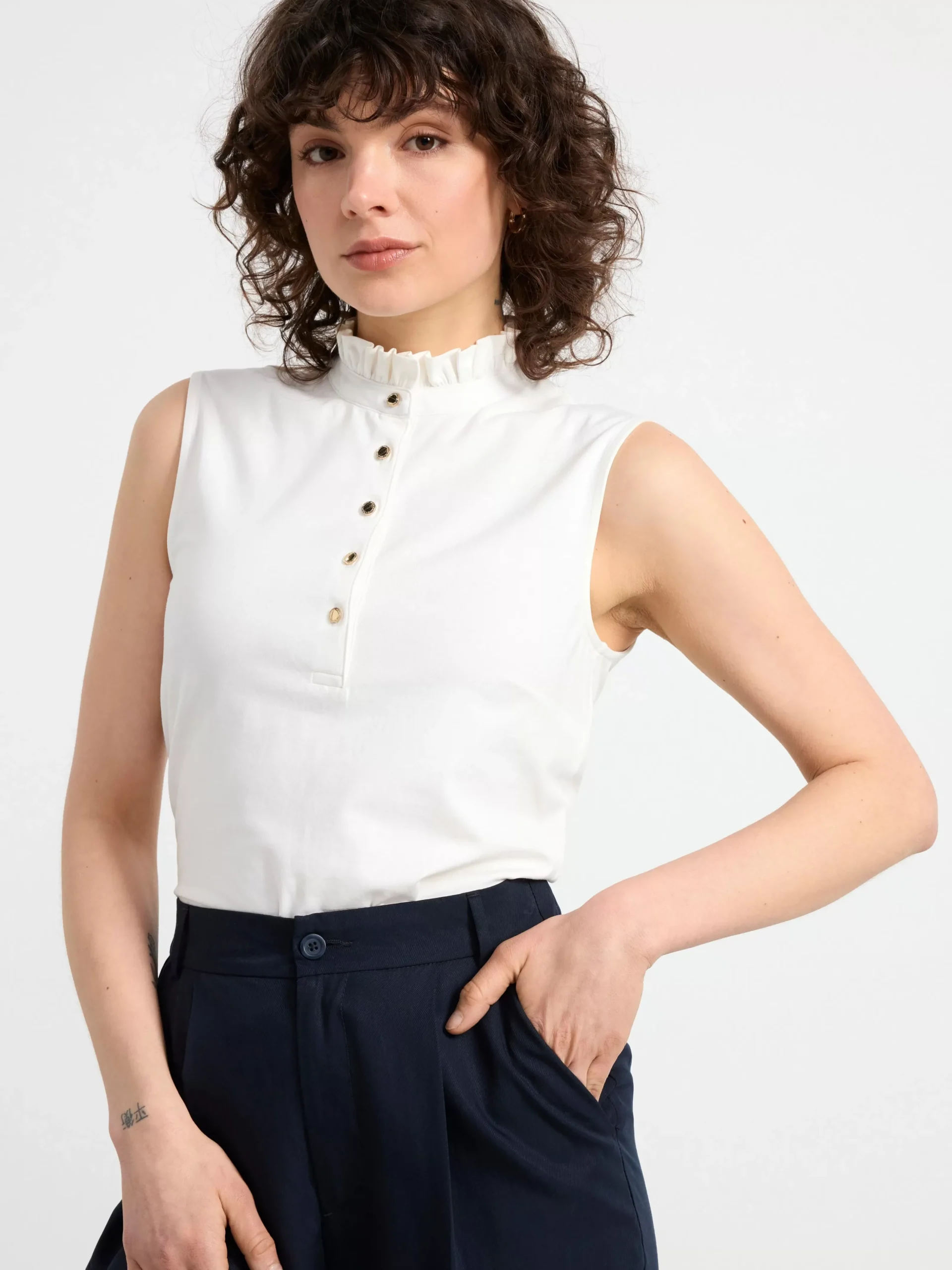 Toppar & T-Shirts>Lindex Armlos Topp Med Volangkrage Off White