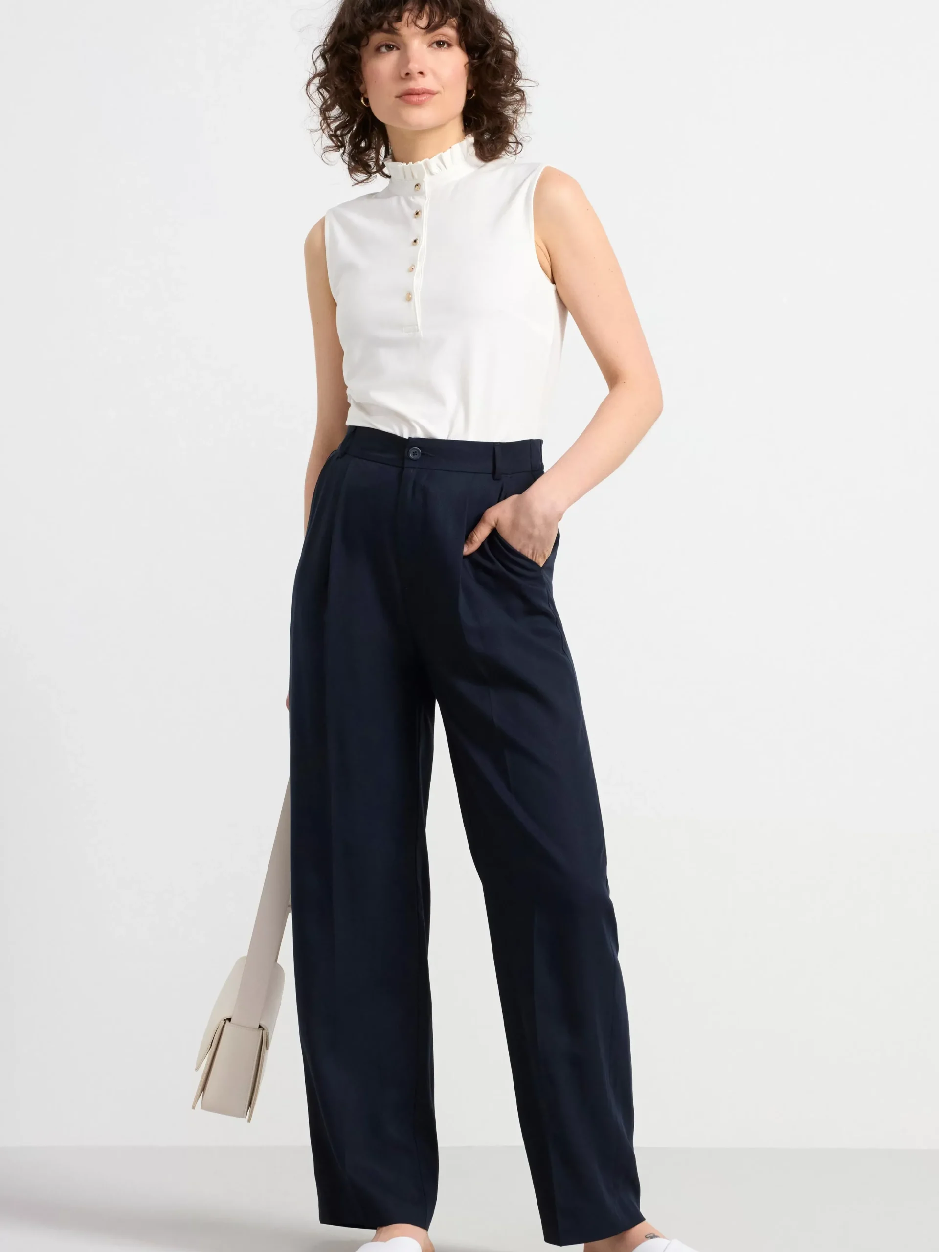 Toppar & T-Shirts>Lindex Armlos Topp Med Volangkrage Off White