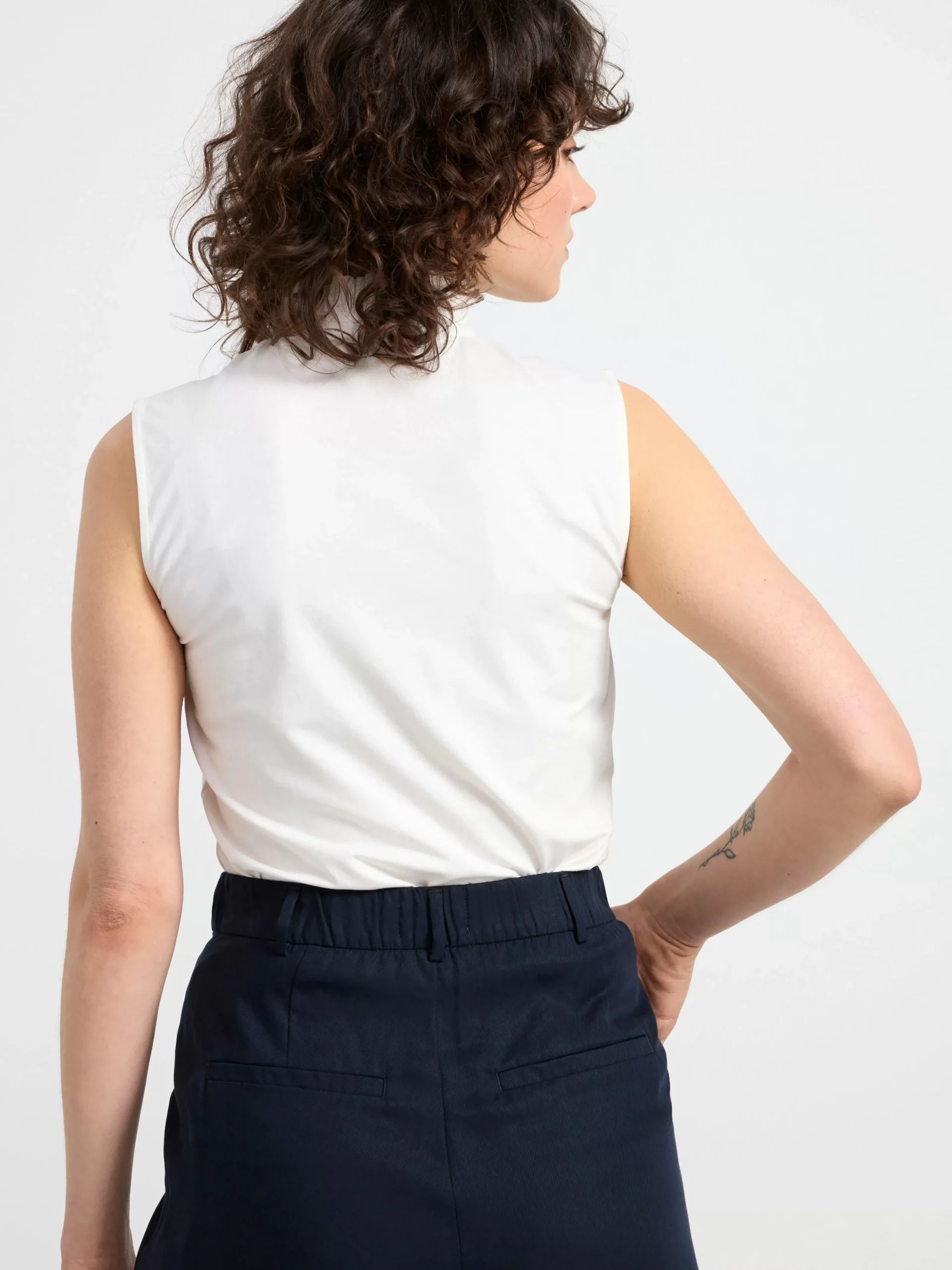Toppar & T-Shirts>Lindex Armlos Topp Med Volangkrage Off White