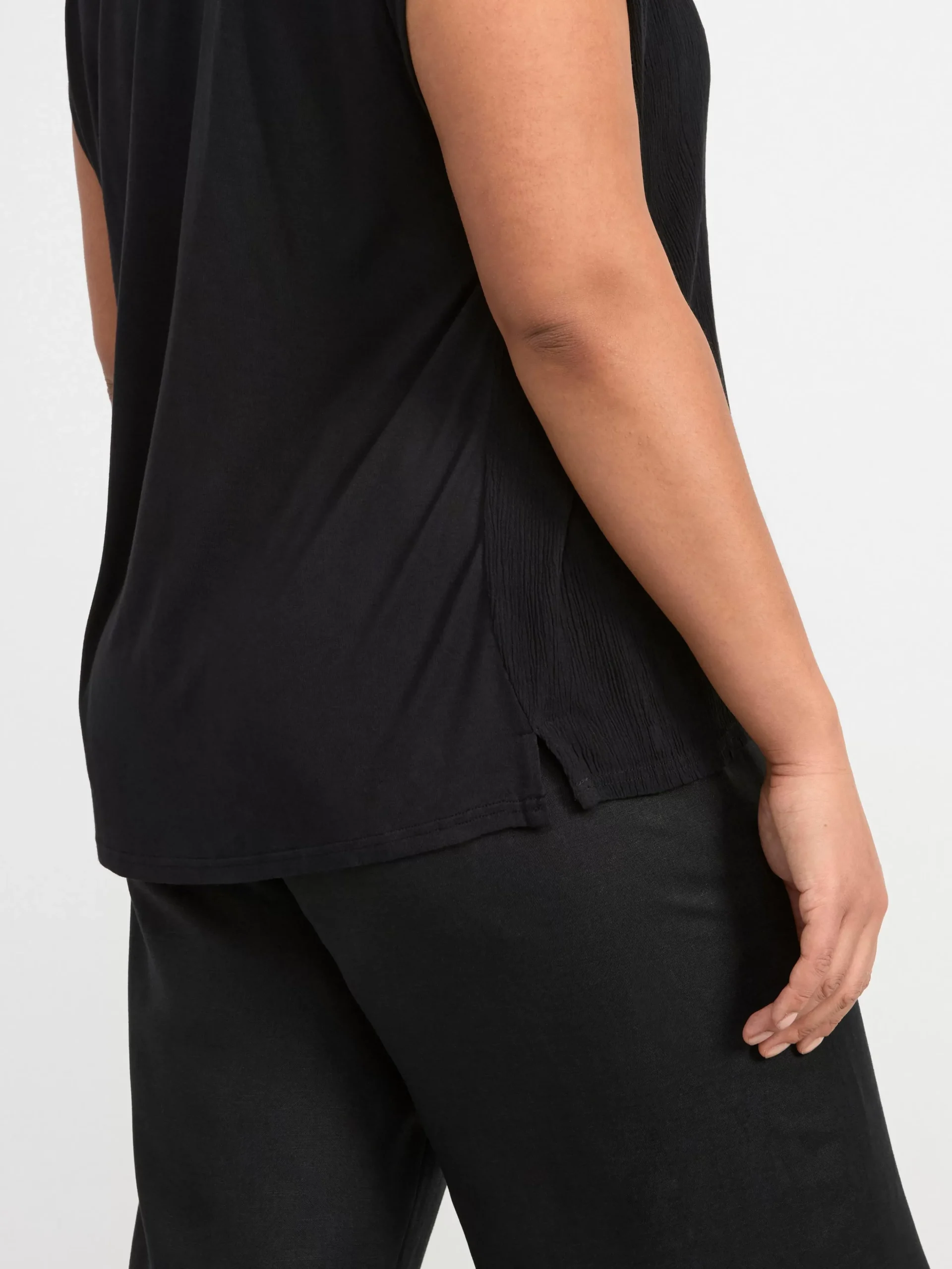 Toppar & T-Shirts>Lindex Armlos Topp Med V-Ringning Och Struktur Black