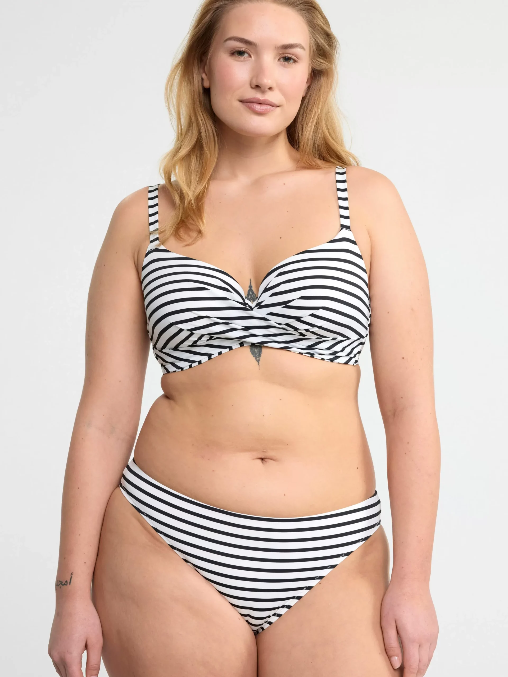 Badkläder>Lindex Bikiniunderdel Regular Waist Black