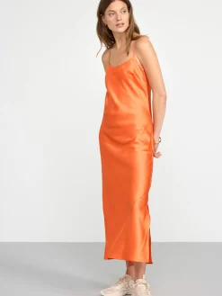 Klänningar>Lindex Boljande Satinklanning Med Smala Axelband Light Orange