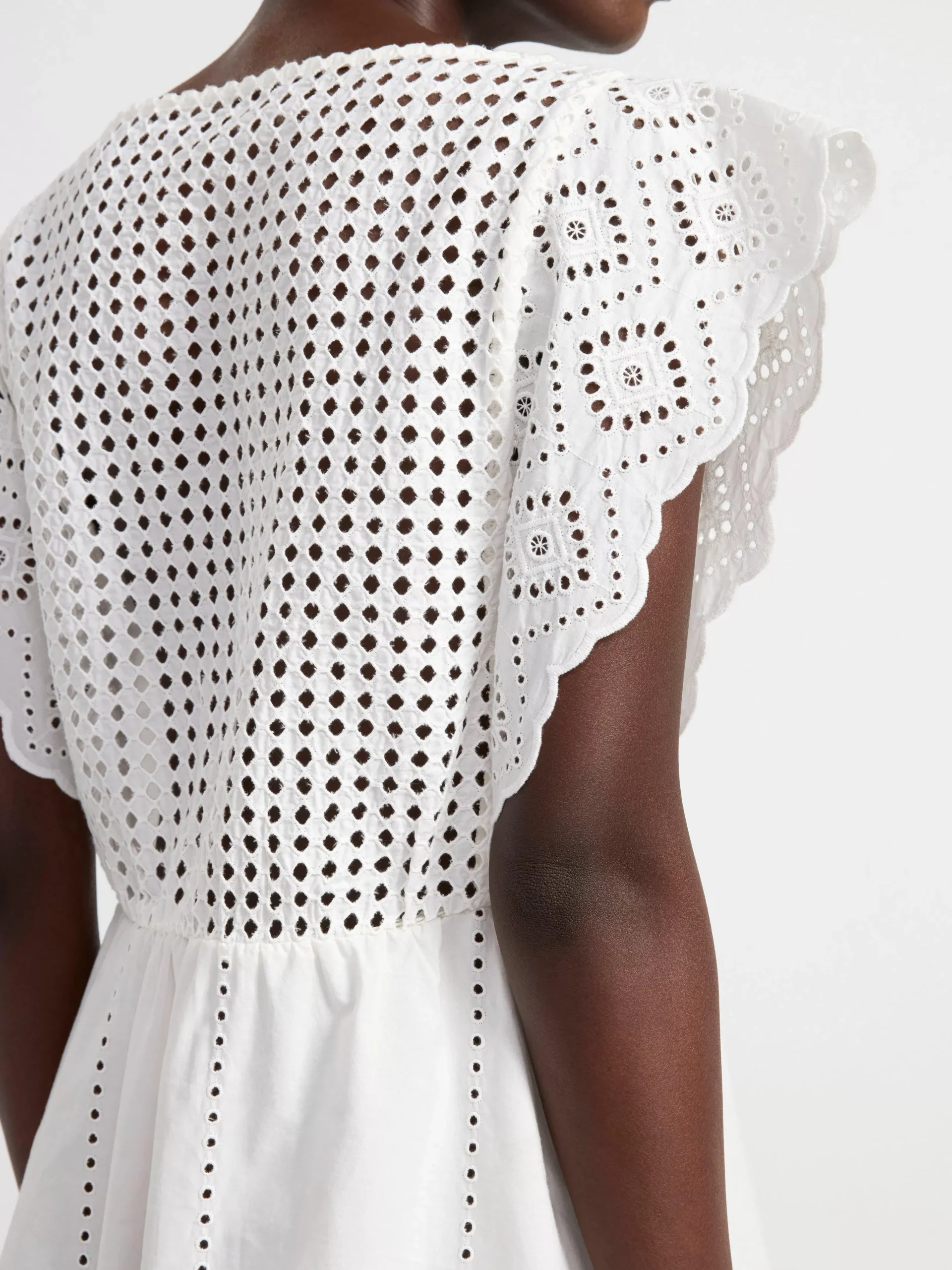 Klänningar>Lindex Broderie Anglaise Klanning – Curated By Elsa & Sofia White