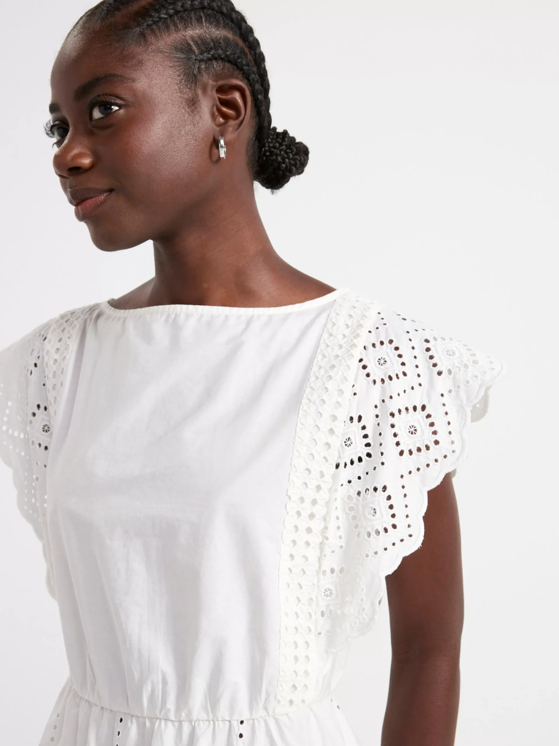 Klänningar>Lindex Broderie Anglaise Klanning – Curated By Elsa & Sofia White