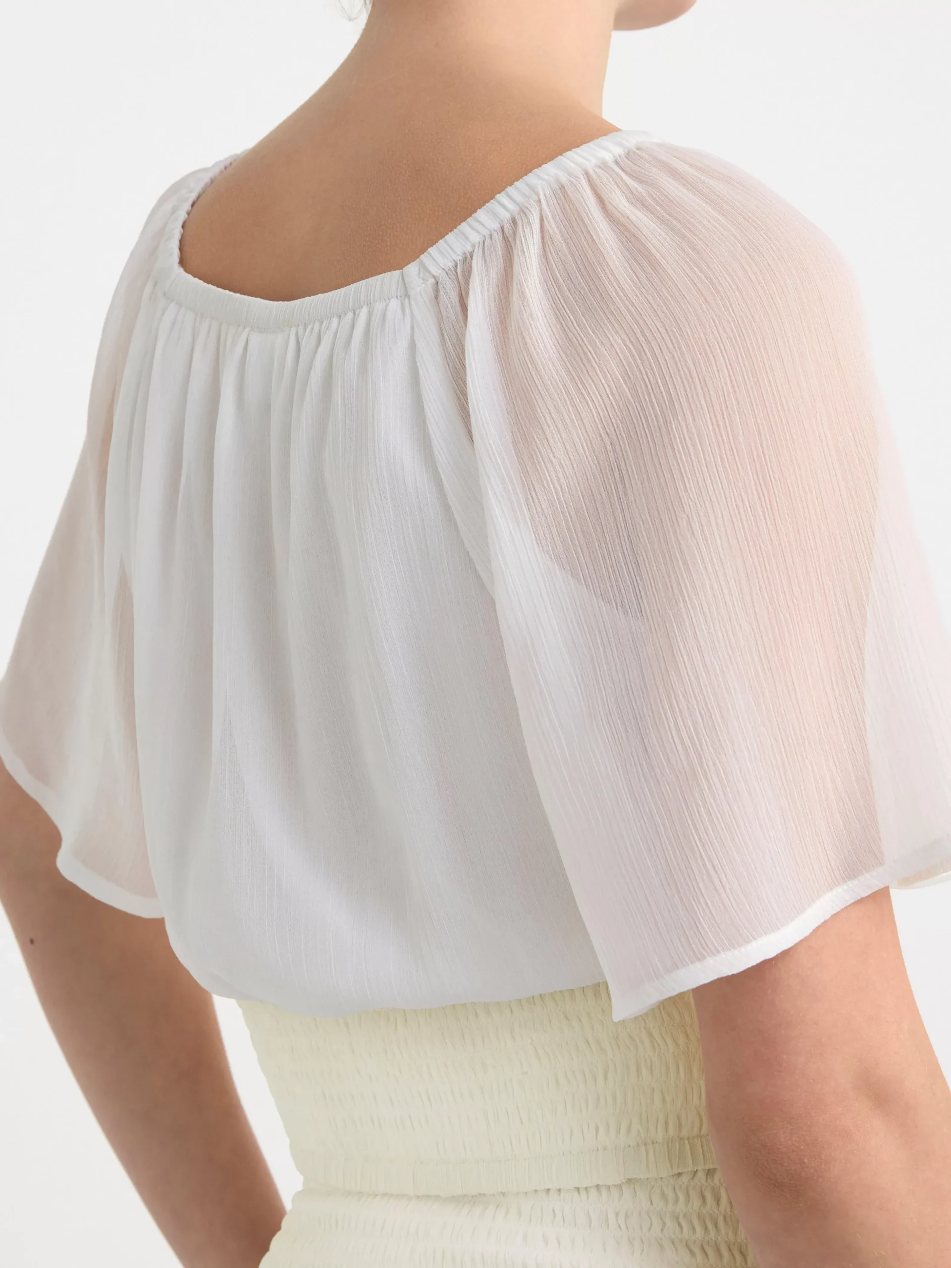 Toppar & T-Shirts>Lindex Croppad Blus I Chiffong Off White