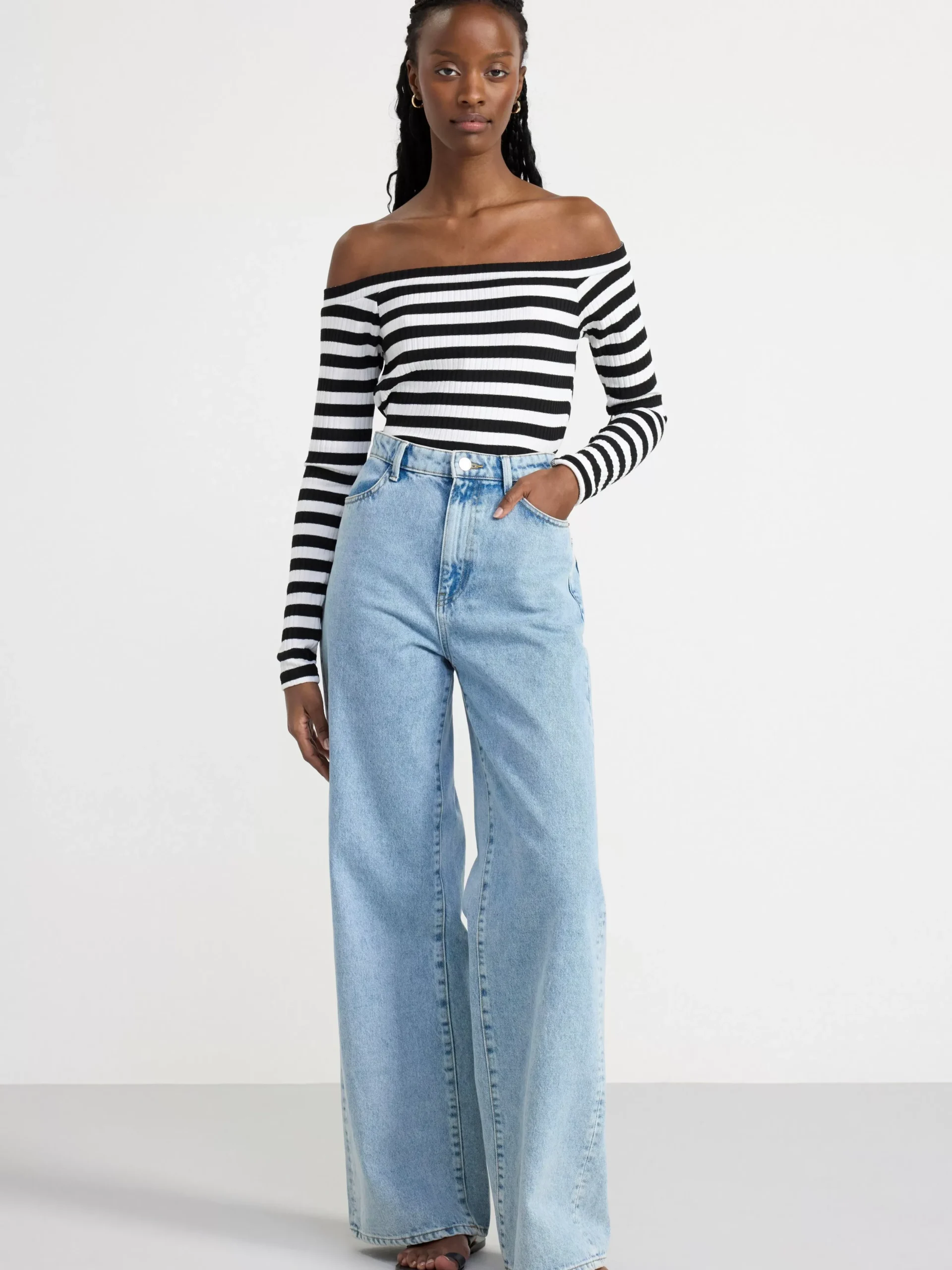 Toppar & T-Shirts>Lindex Figurnara Topp Med Batringning Off White