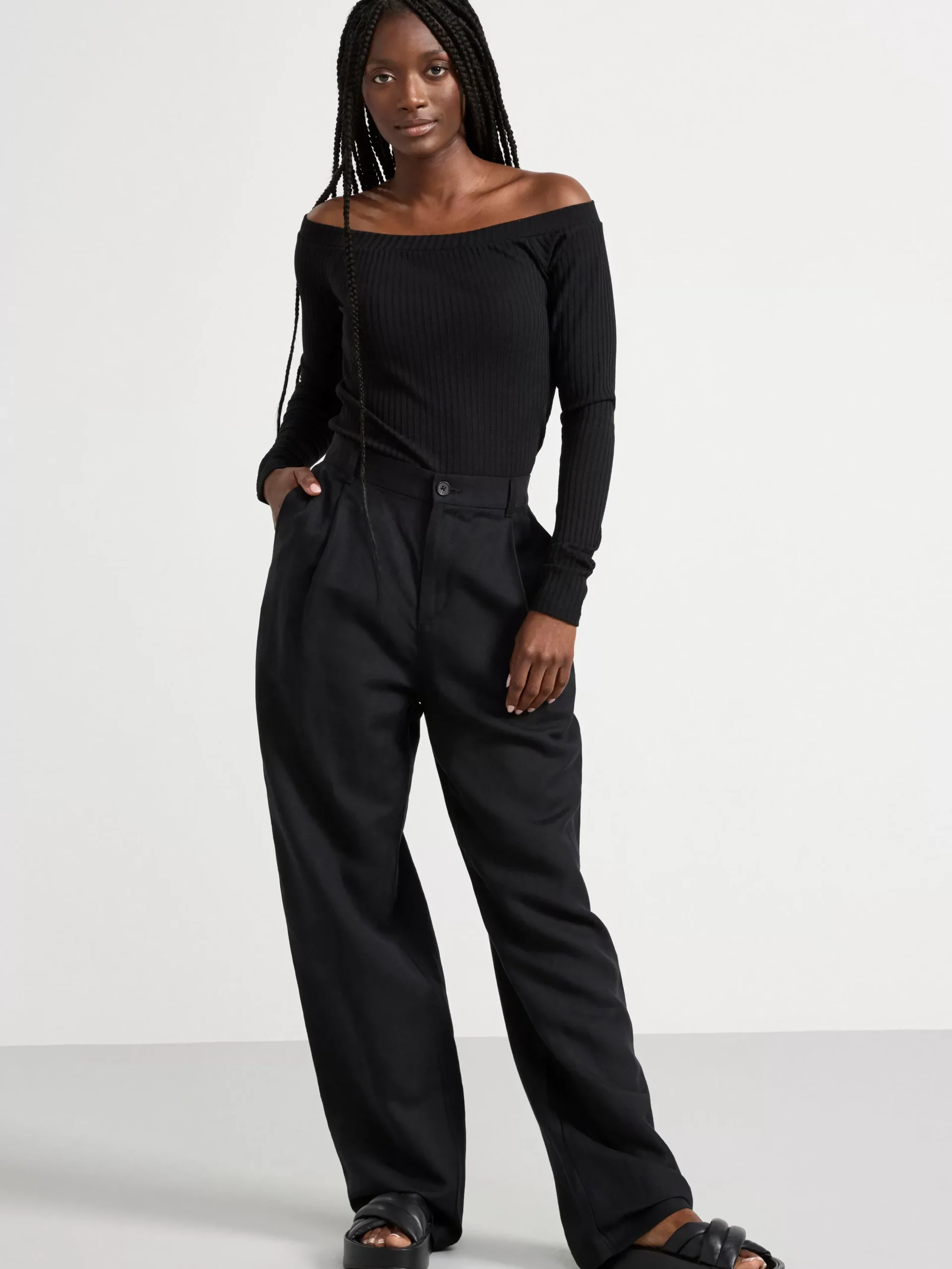 Toppar & T-Shirts>Lindex Figurnara Topp Med Batringning Black