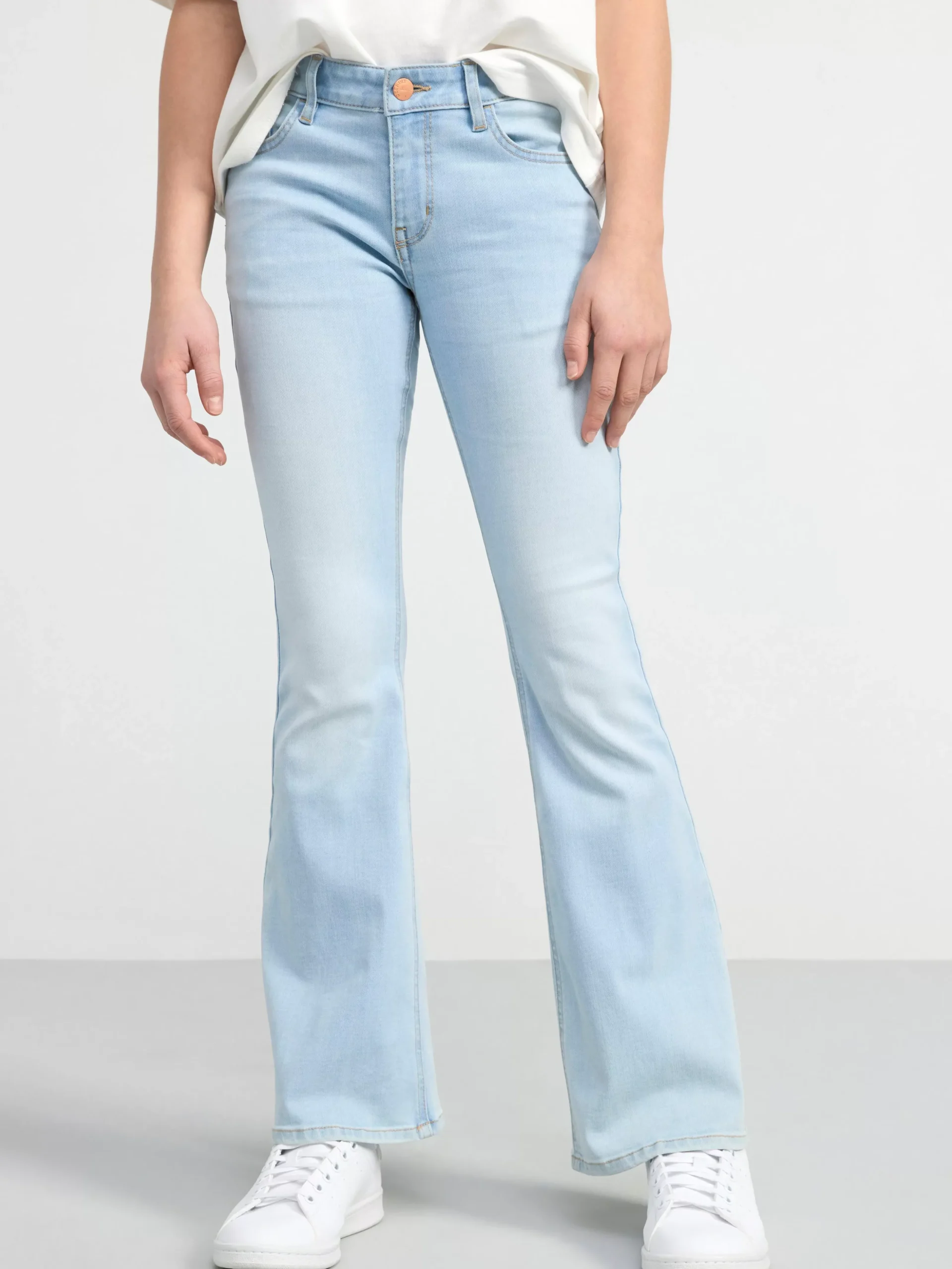 Jeans>Lindex Freja Jeans Med Utsvangt Ben, Superstretch Och Normalhog Midja Light Denim