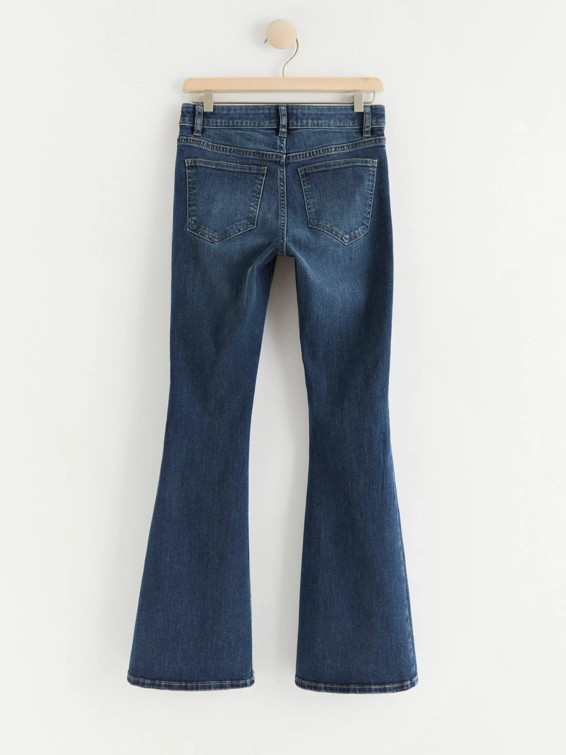 Jeans>Lindex Freja Jeans Med Utsvangt Ben, Superstretch Och Normalhog Midja Washed Denim