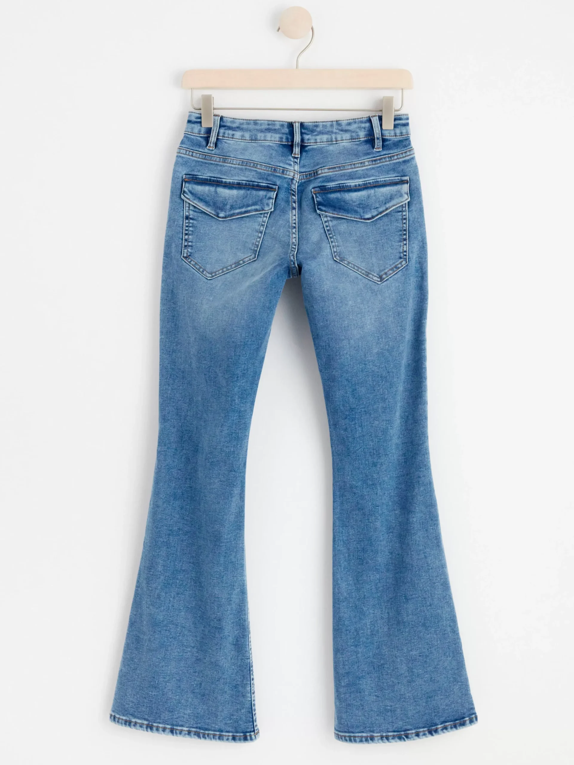 Jeans>Lindex Freja Jeans Med Utsvangt Ben Och Normalhog Midja Denim Blue