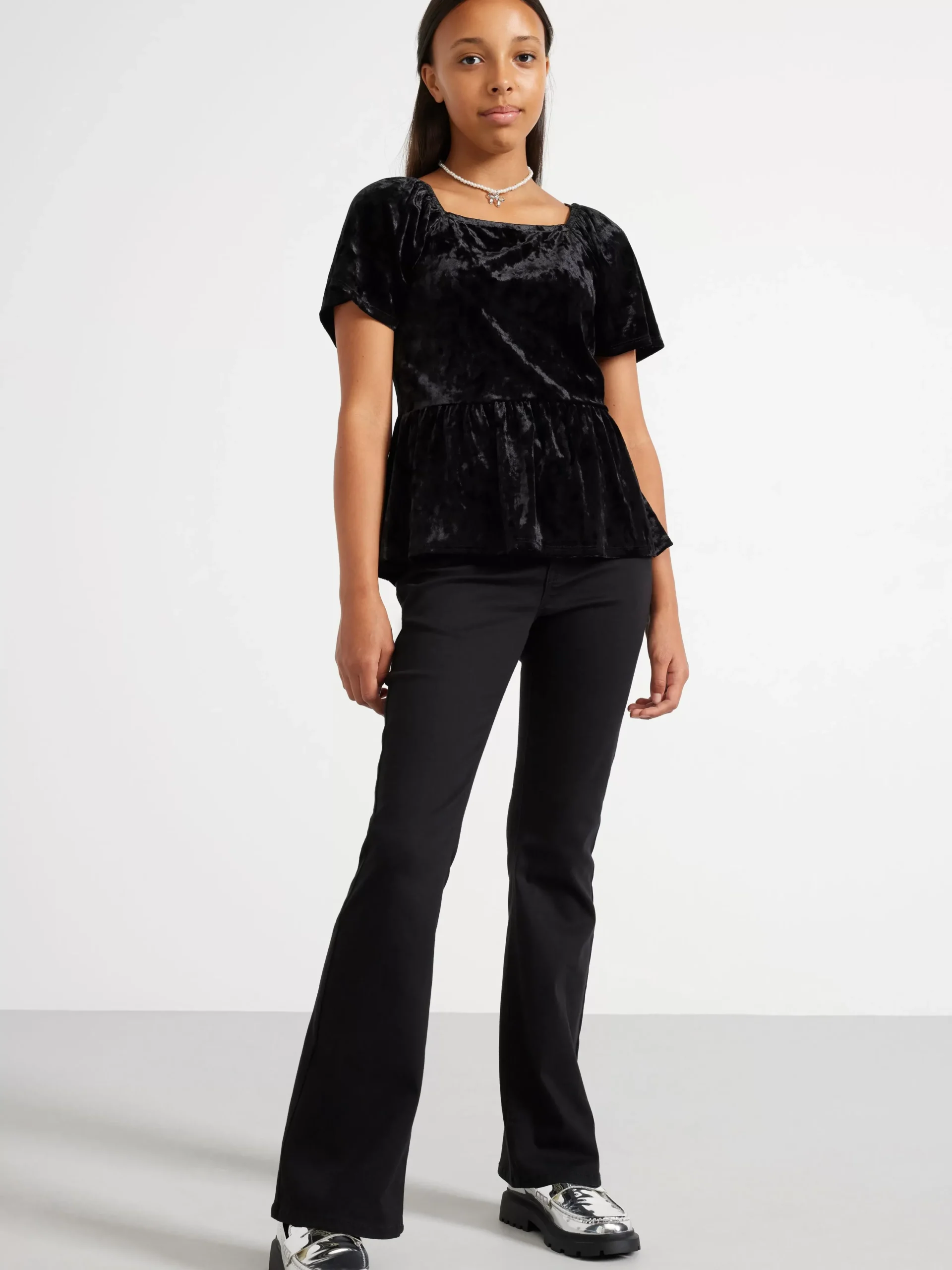 Jeans>Lindex Freja Jeans Med Utsvangt Ben, Superstretch Och Normalhog Midja Black