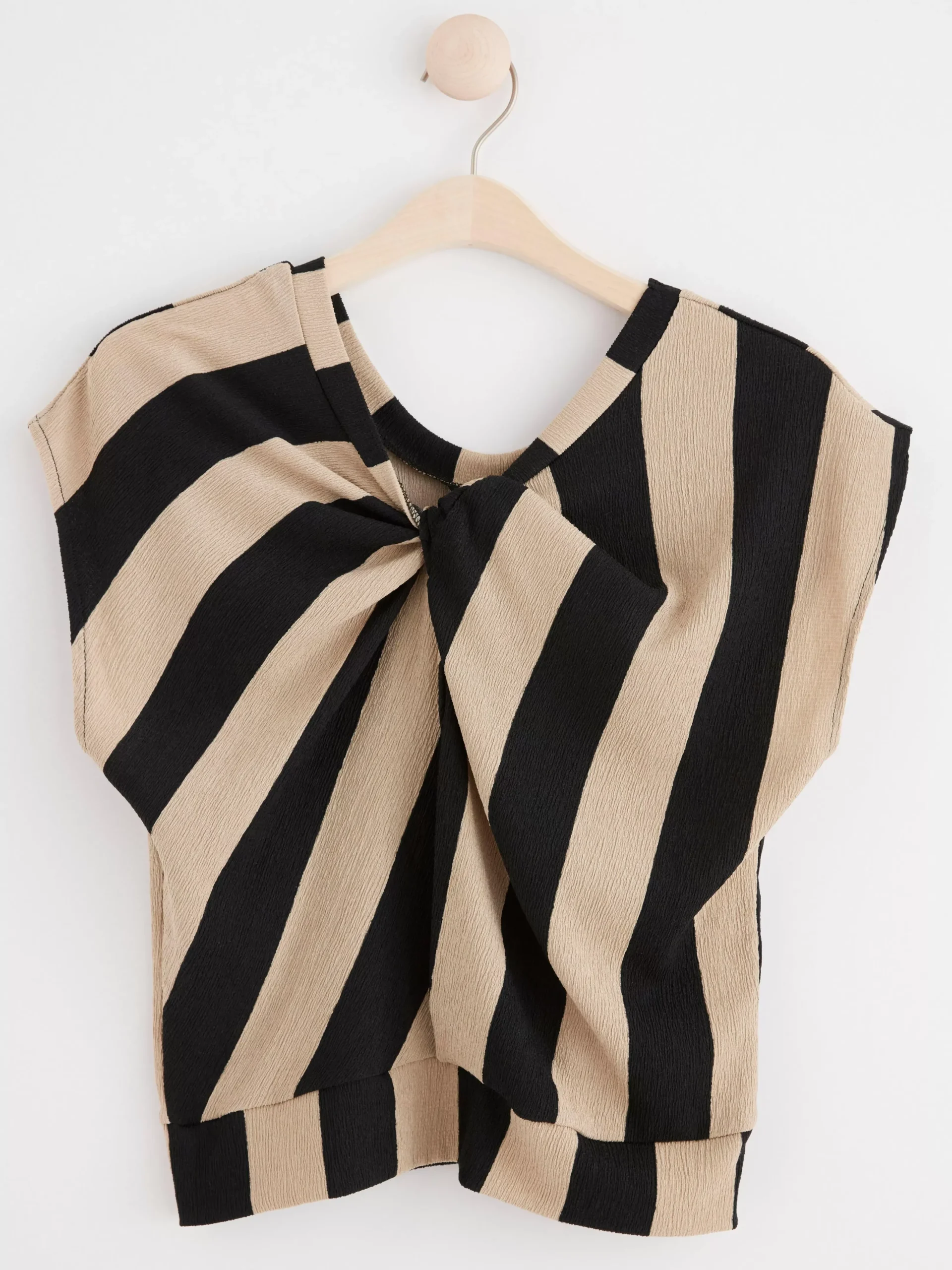 Toppar & T-Shirts>Lindex Kortarmad Topp Med Tvinnad Detalj Framtill Black
