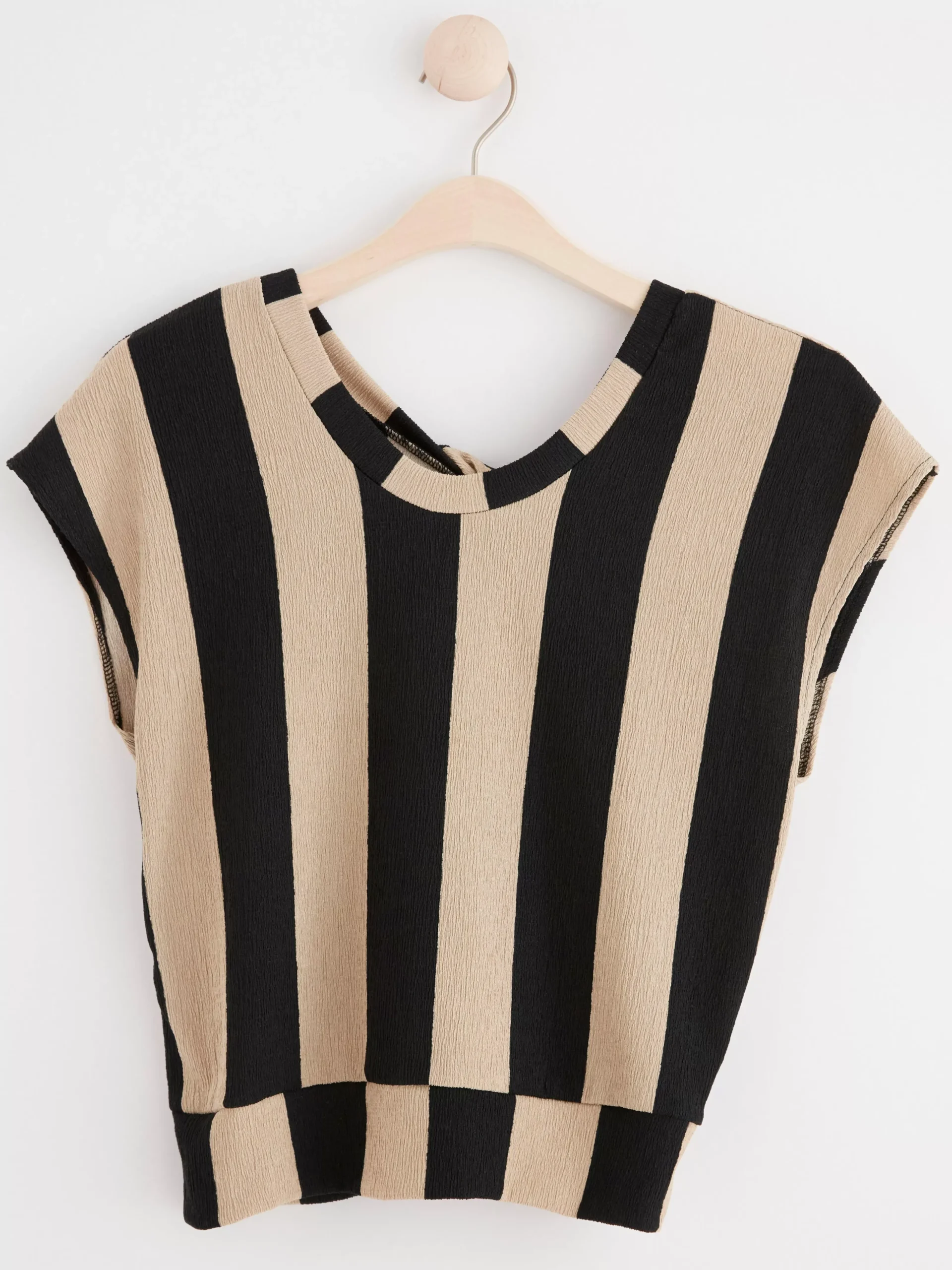Toppar & T-Shirts>Lindex Kortarmad Topp Med Tvinnad Detalj Framtill Black