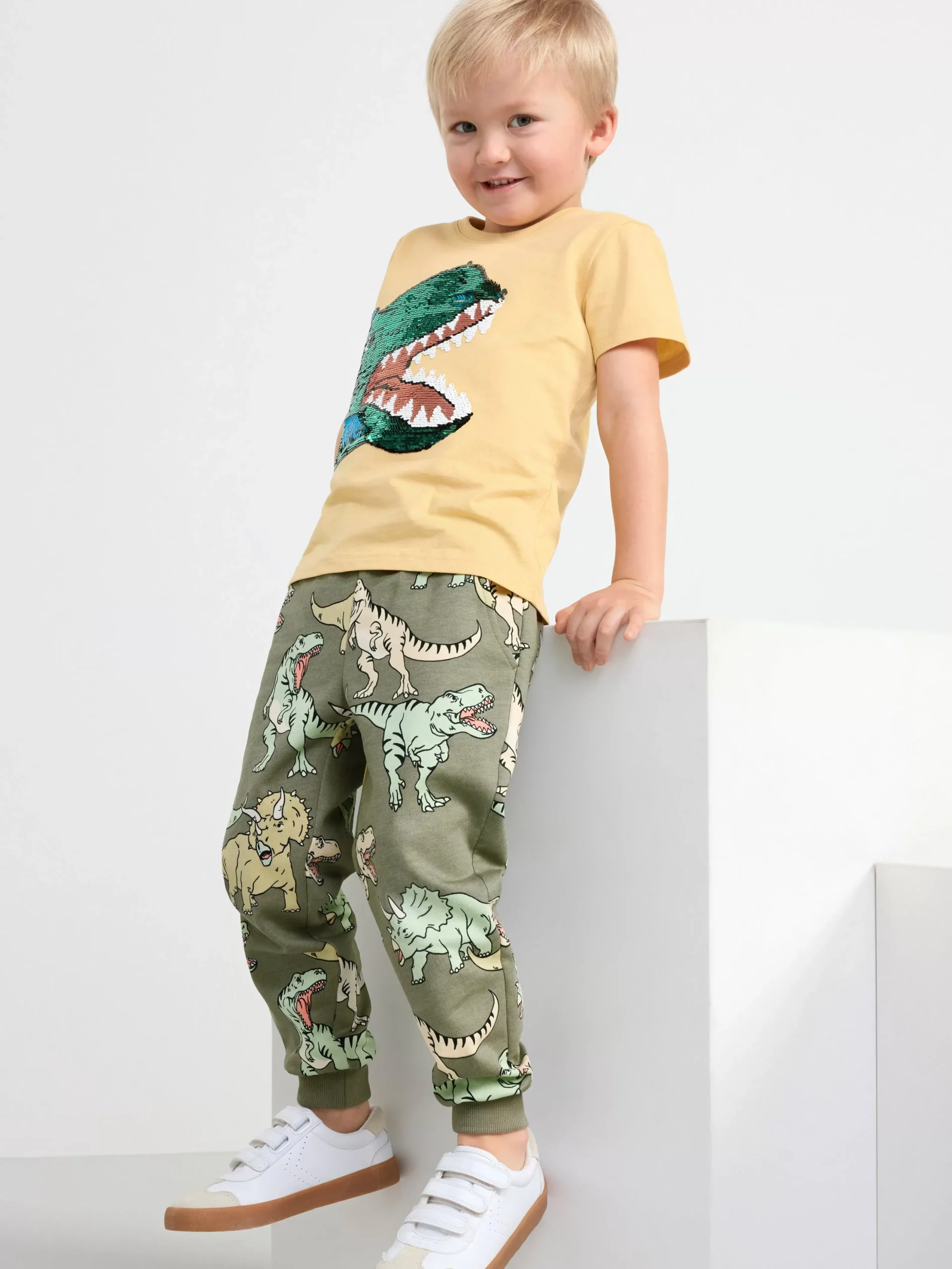 Byxor & Leggings>Lindex Mjukisbyxor Med Dinosaurier Light Dusty Khaki