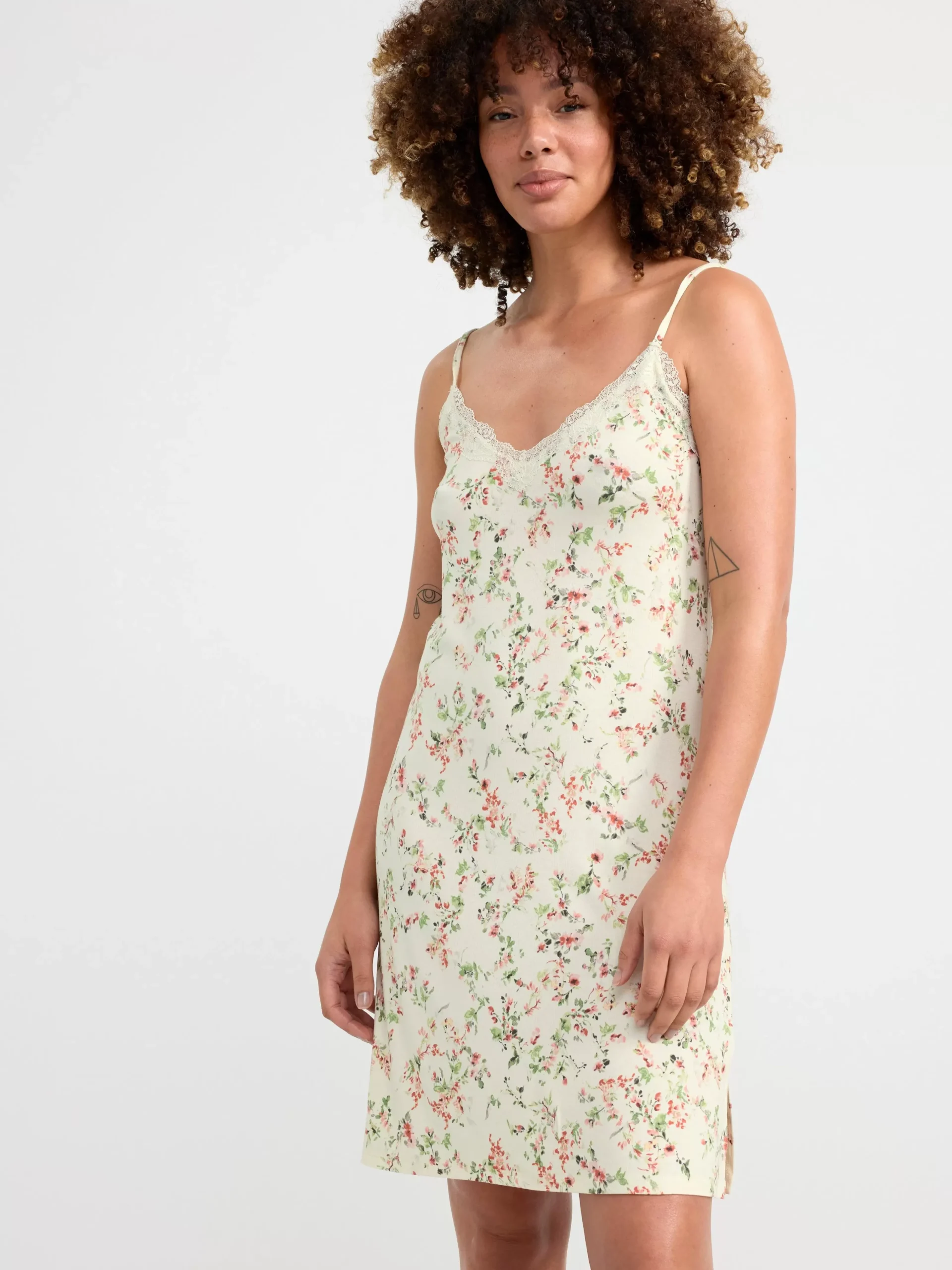 Nattplagg>Lindex Nattlinne Med Spets Och Blommor White