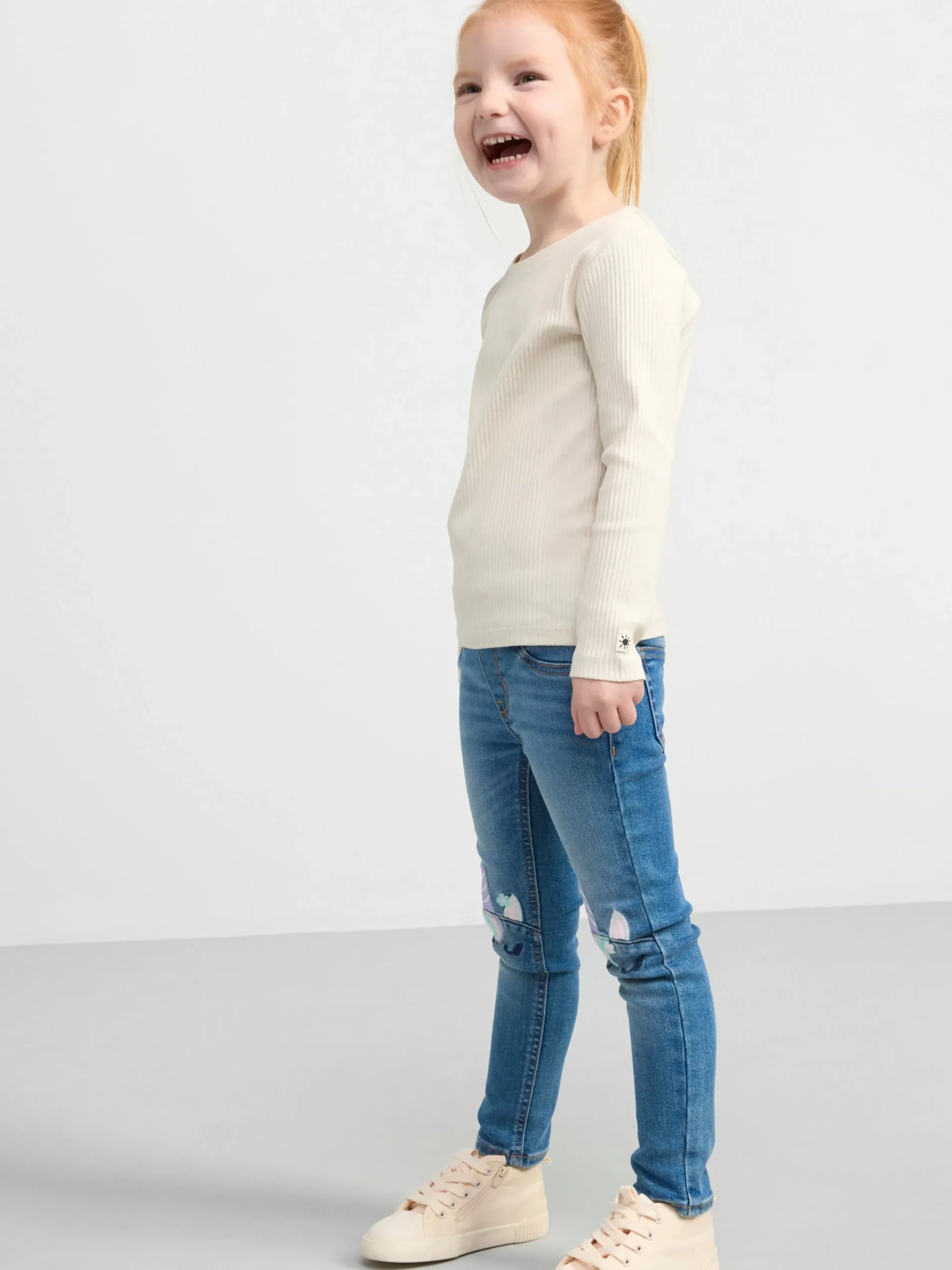 Jeans>Lindex Sara Slim Jeans Med Normalhog Midja Och Broderier Pa Knana Denim