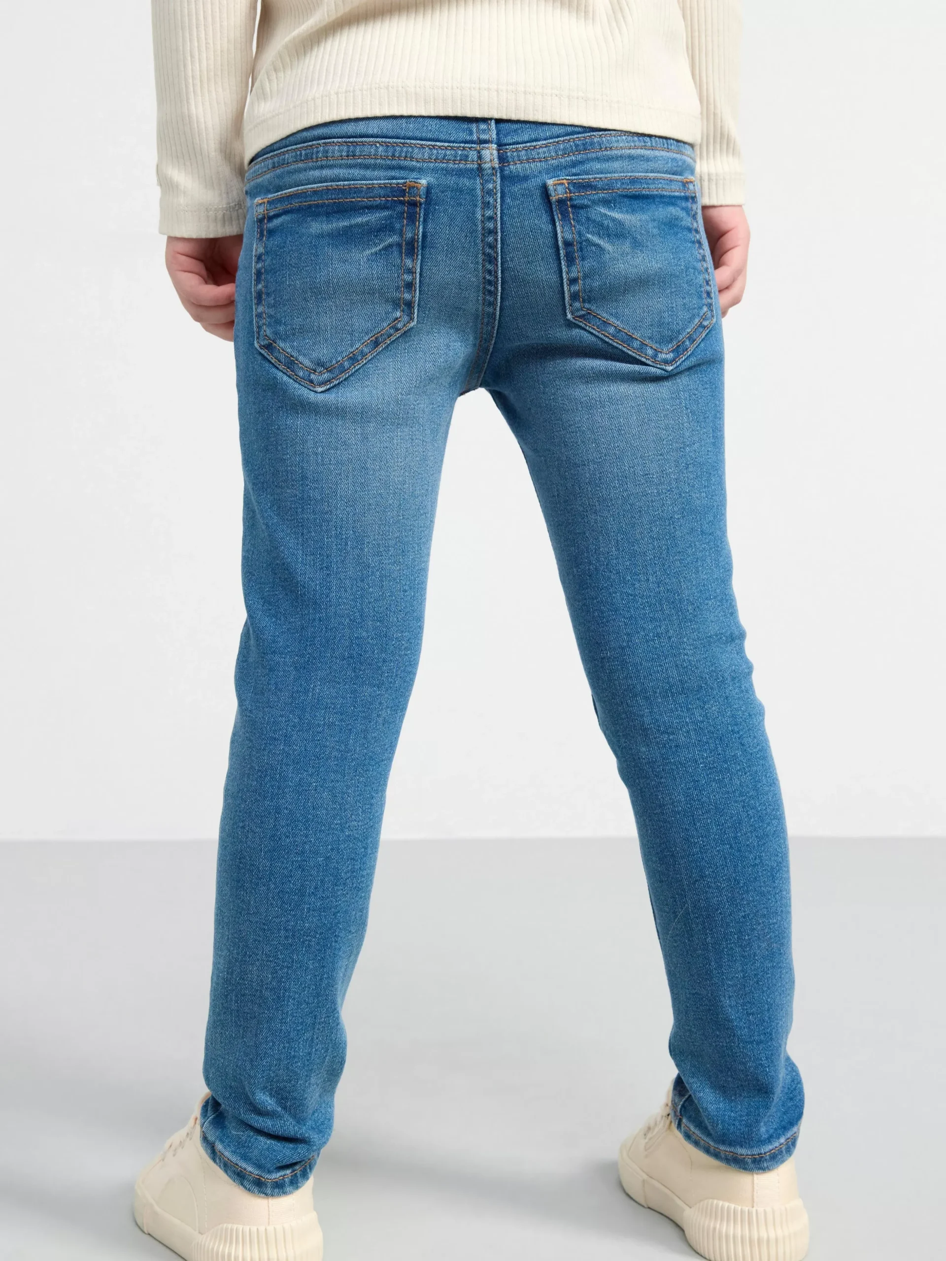 Jeans>Lindex Sara Slim Jeans Med Normalhog Midja Och Broderier Pa Knana Denim
