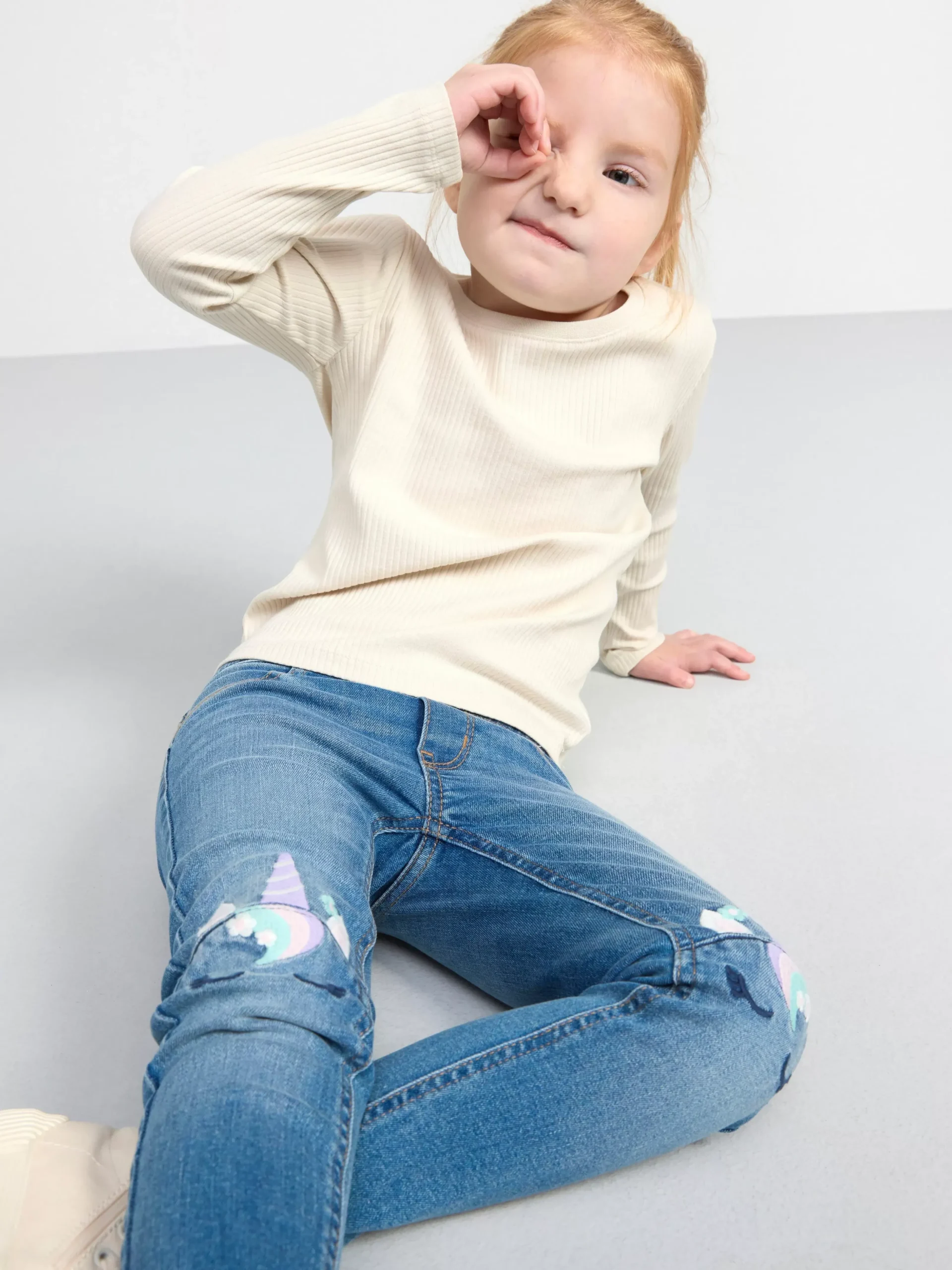 Jeans>Lindex Sara Slim Jeans Med Normalhog Midja Och Broderier Pa Knana Denim