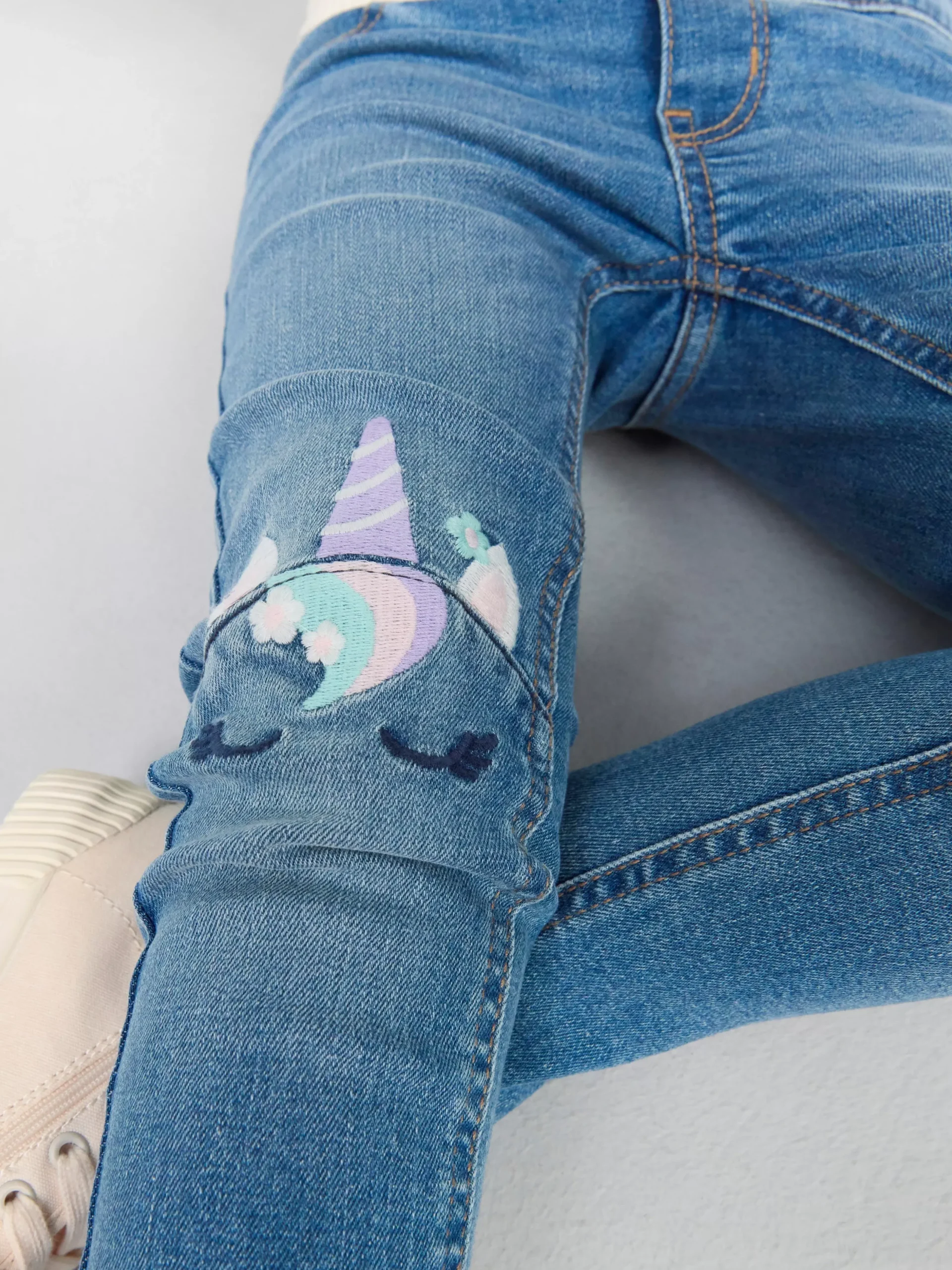 Jeans>Lindex Sara Slim Jeans Med Normalhog Midja Och Broderier Pa Knana Denim