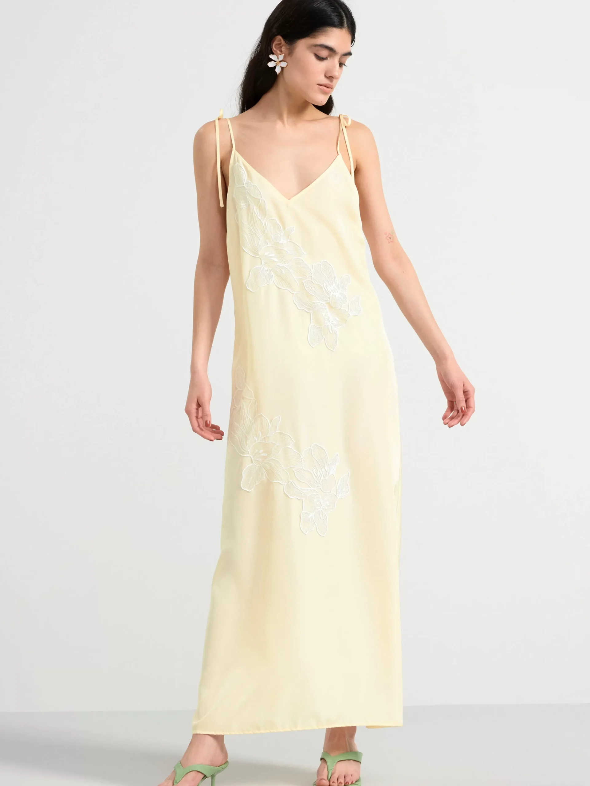 Klänningar>Lindex Slipklanning I Satin Med Blommor Off White