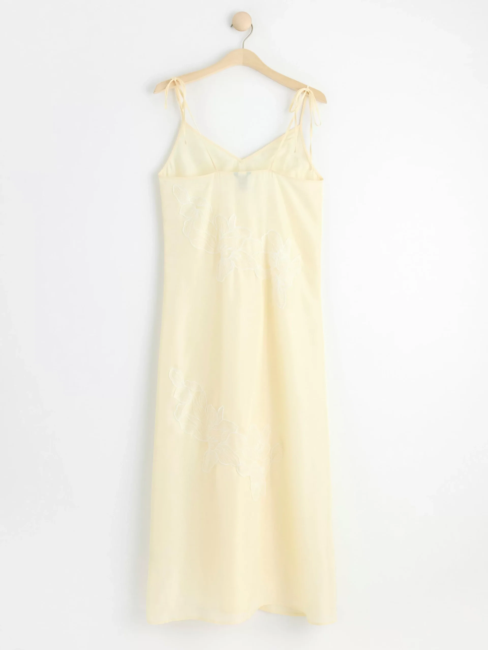 Klänningar>Lindex Slipklanning I Satin Med Blommor Off White
