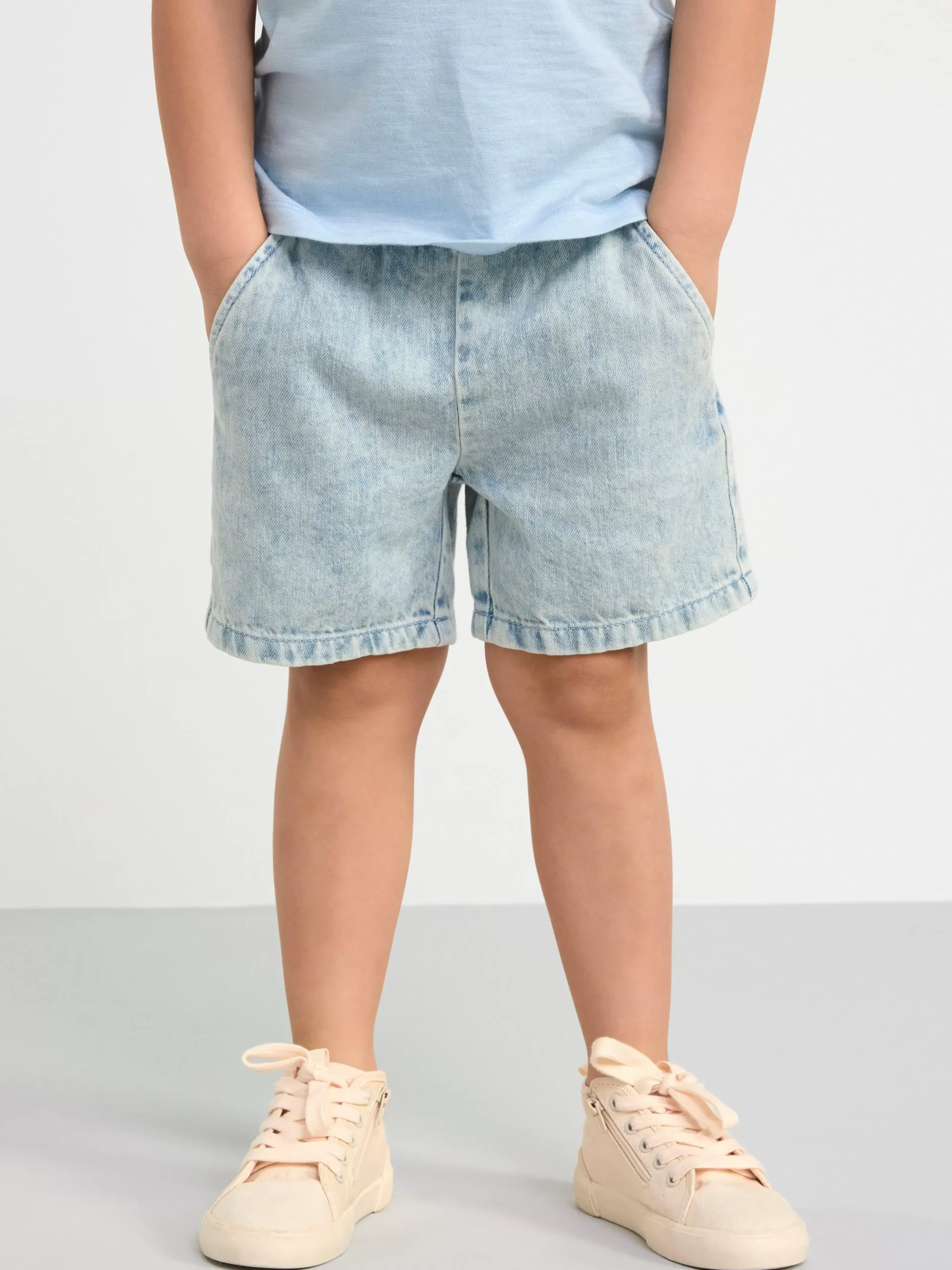 Byxor & Leggings>Lindex Sven Denimshorts Med Normalhog Midja Och Rakt Ben Light Denim