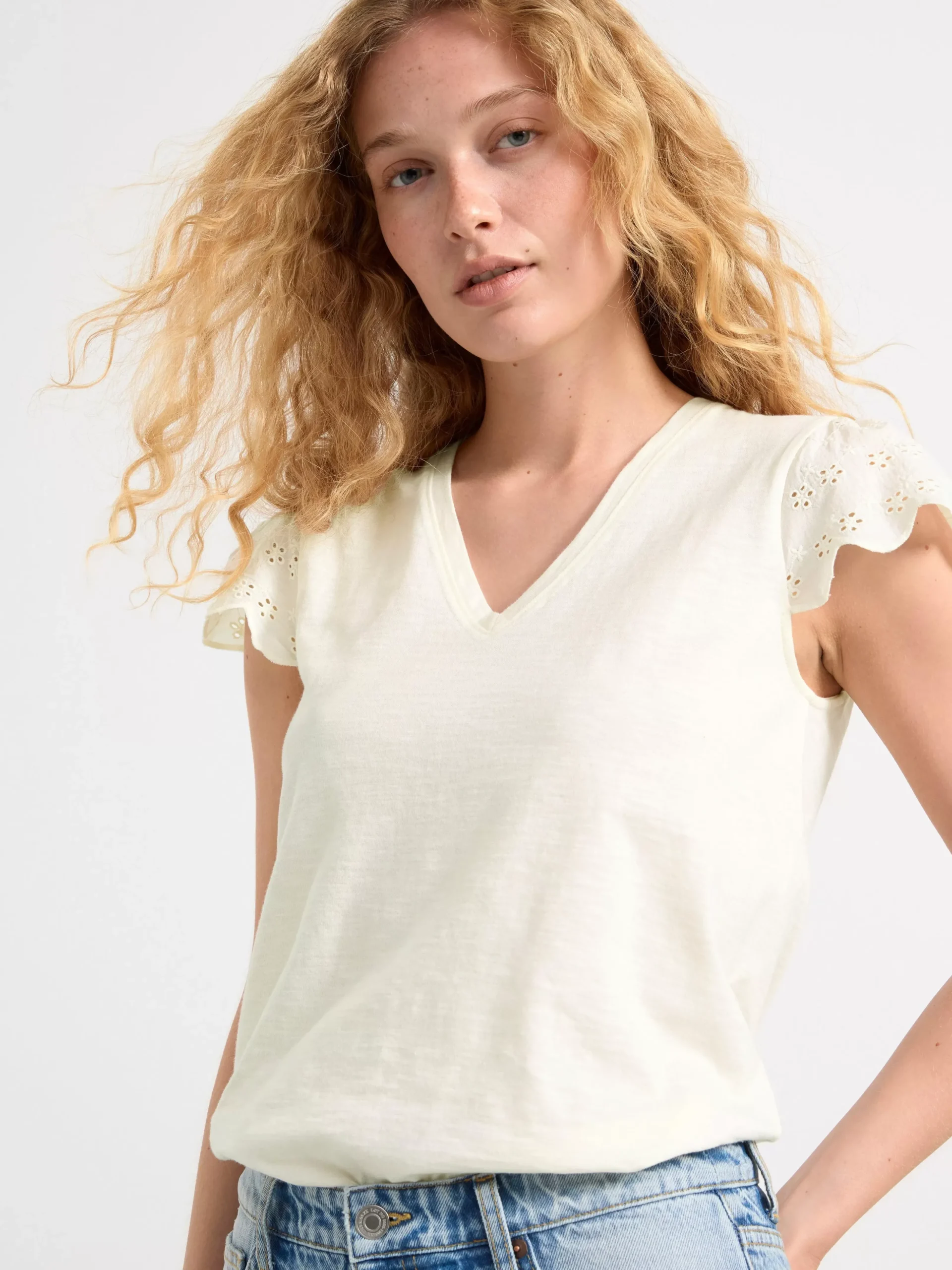 Toppar & T-Shirts>Lindex V-Ringad Topp Med Halbroderad Arm Off White